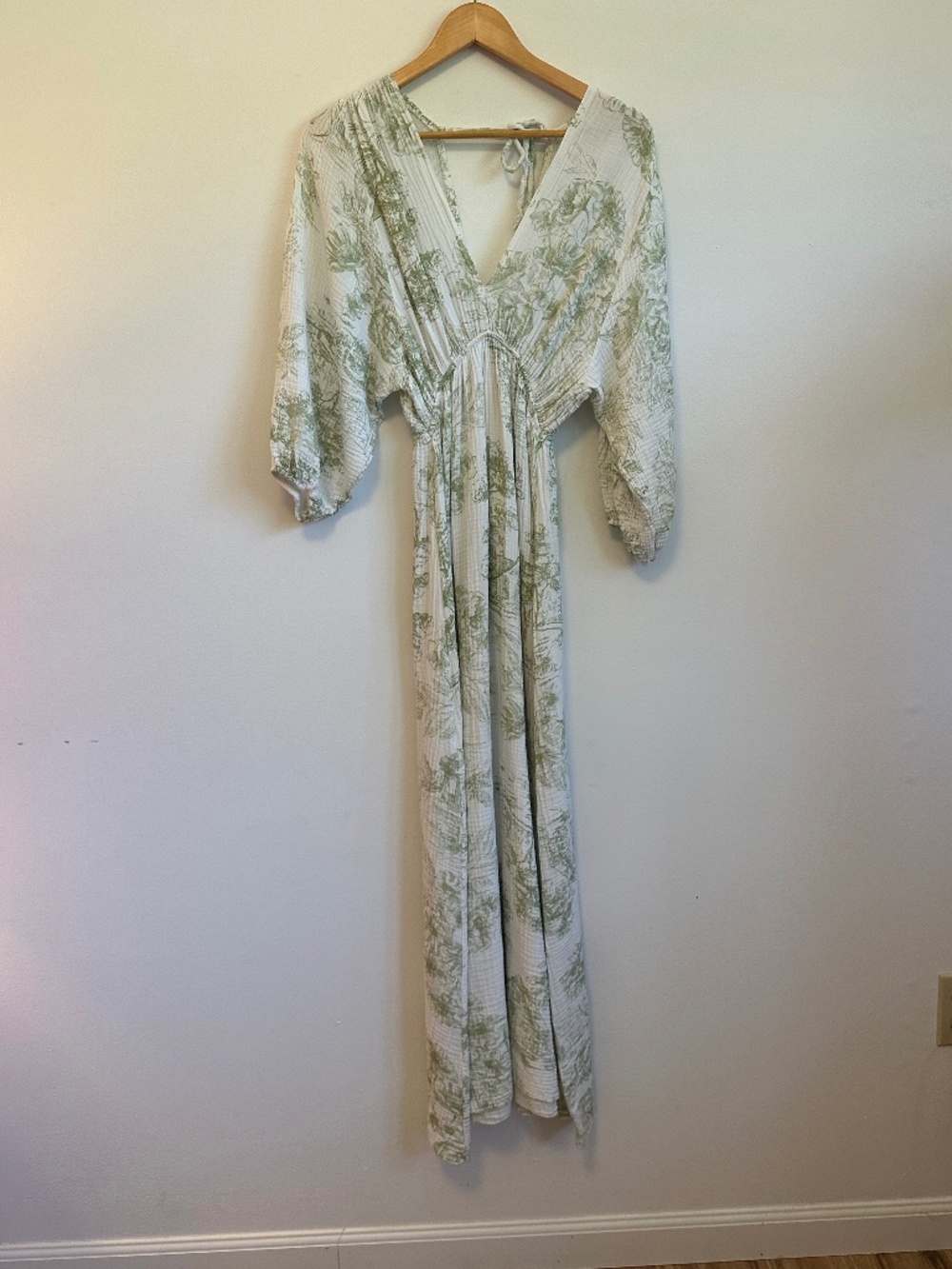 NWT Milio Milano Deep V-Neck Green and White Floral Dress | Size Small